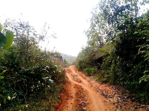 Đoạn đường đến được đồn biên phòng Pha Luông rất dễ trơn trượt nếu đi vào ngày mưa. 